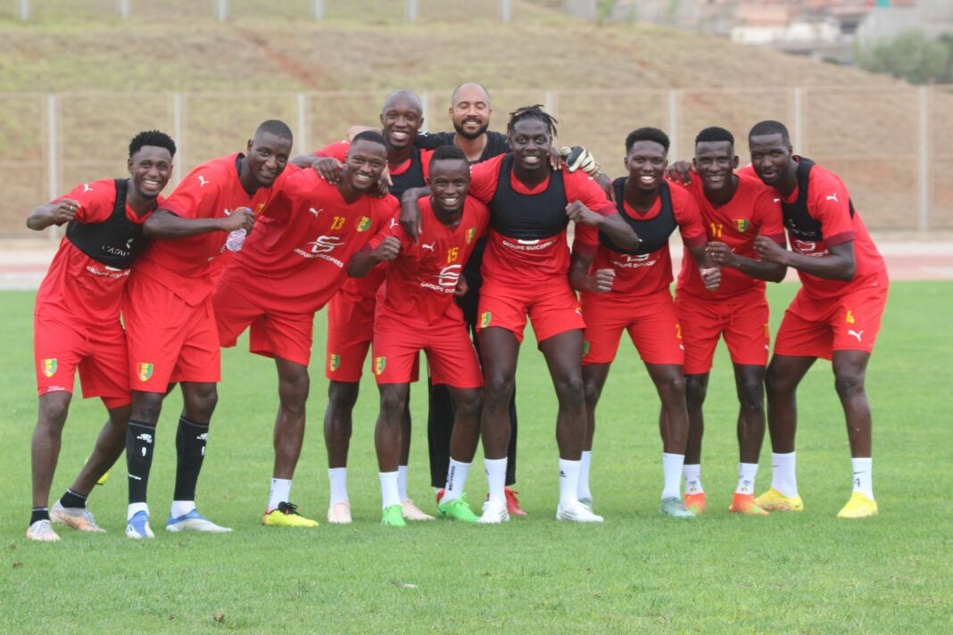 Algérie : le Syli a (déjà) débuté son stage ! Groupe de joueurs de football en entraînement sur le terrain.