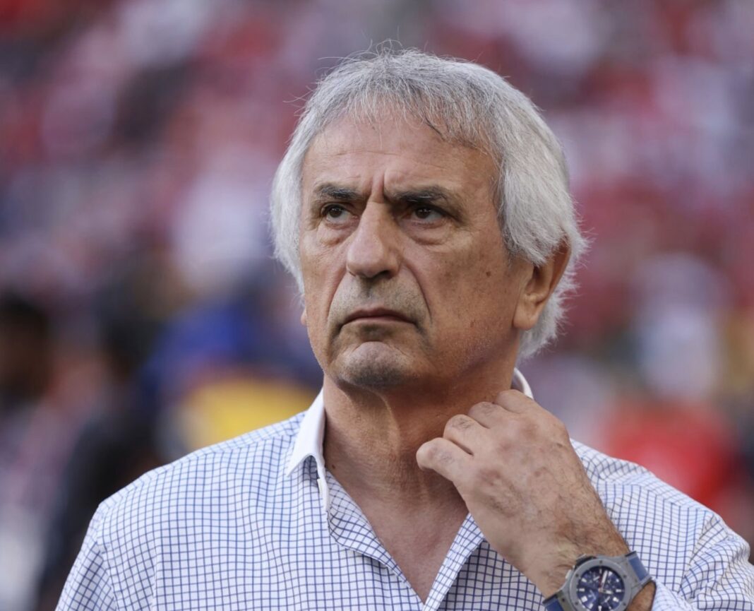 Maroc : Halilhodzic ne digère (toujours) pas son limogeage Coach Halilhodzic pensif lors d'un match de football au Maroc.