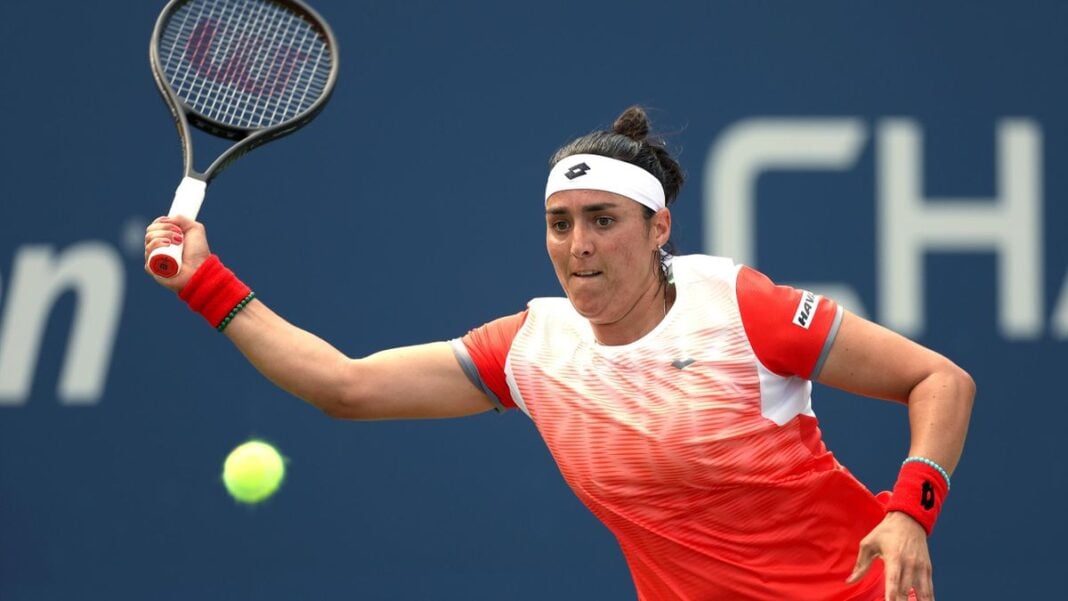 Tennis : Jabeur, la tunisienne au tournoi de Monastir Tunisienne Jabeur joue au tennis lors du tournoi de Monastir.