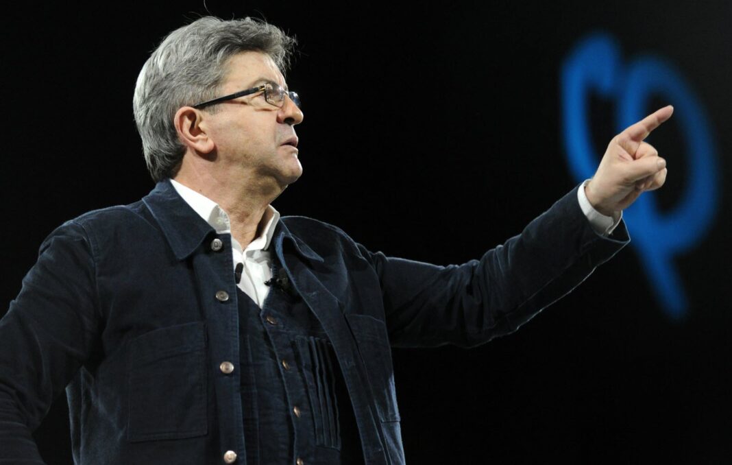 France : Découvrez l’étrange deal que Mélenchon propose à l’Algérie Jean-Luc Mélenchon pointant du doigt lors d'une intervention publique.