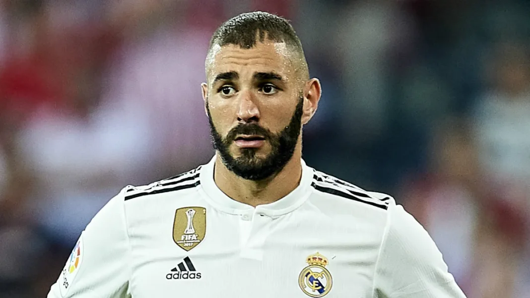 Tout savoir sur la nouvelle blessure de Benzema Karim Benzema avec un maillot du Real Madrid, blessé sur le terrain.
