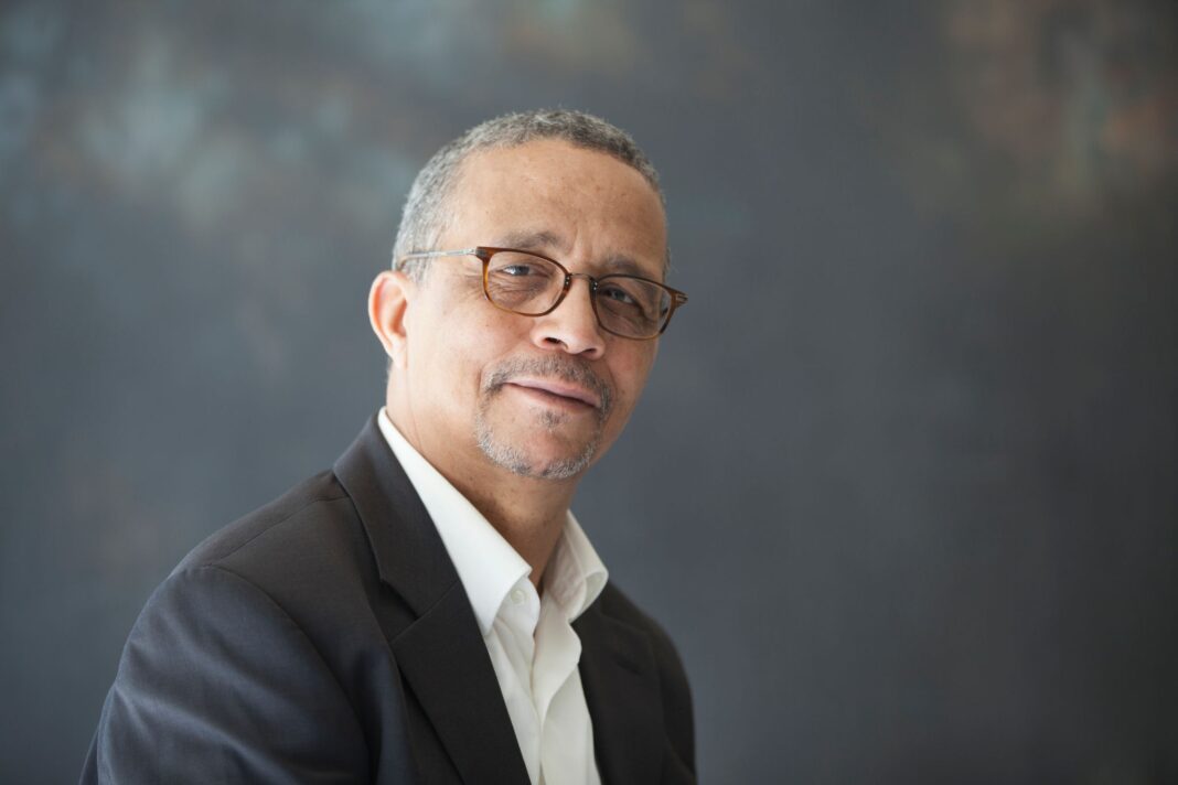 Yasmina Khadra, écrivain algérien, honoré en Belgique lors d'un événement culturel.