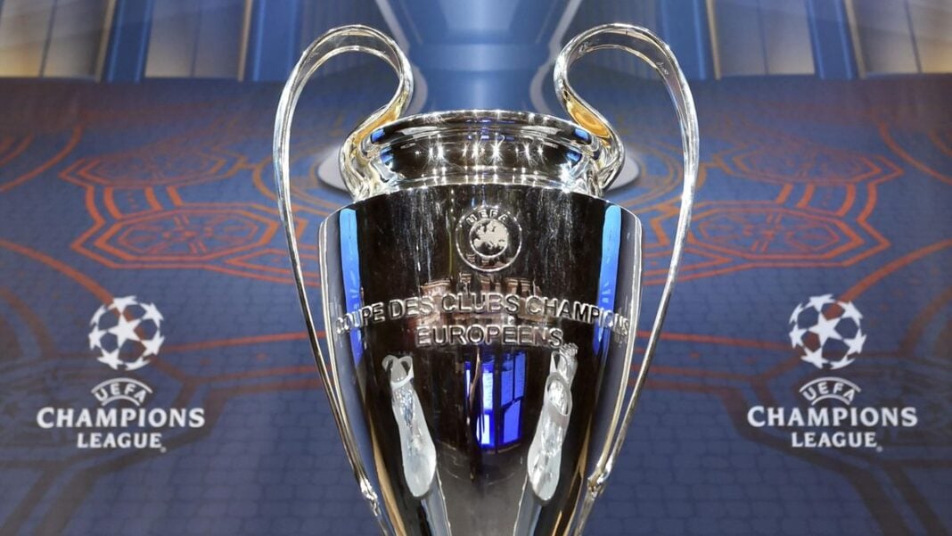 Ligue des champions (2ème Jrnée) : Découvrez le programme Trophée de la Ligue des Champions UEFA sur une table avec logo.