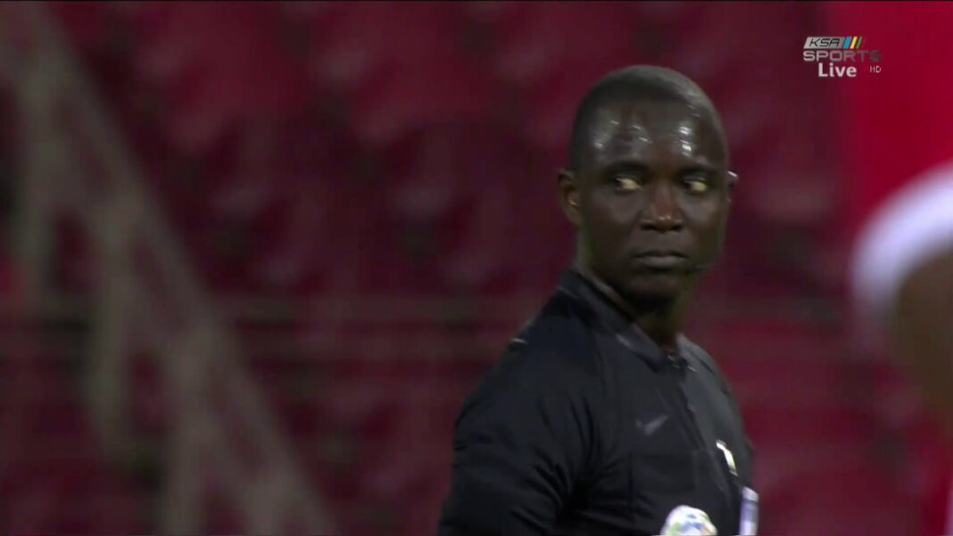 Affaire Gassama :L’Algérie gagne sa « guerre froide » Arbitre de football en action lors d'un match important.
