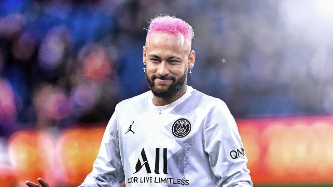 Neymar élu meilleur joueur d'août en Ligue 1 Neymar souriant, portant le maillot du PSG, élu meilleur joueur du mois d'août.