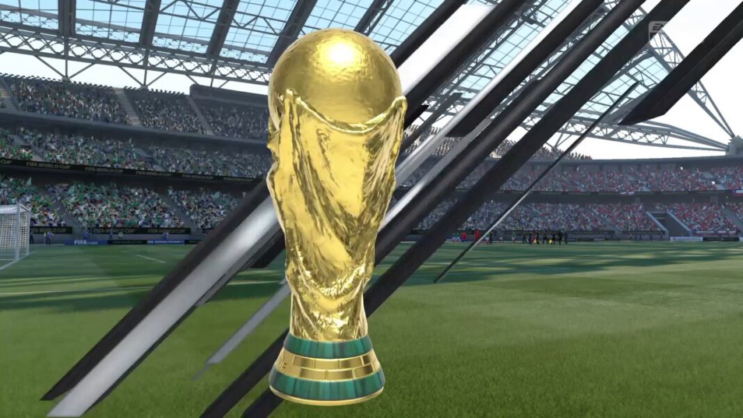Trophée de la Coupe du Monde 2022 en or dans un stade.