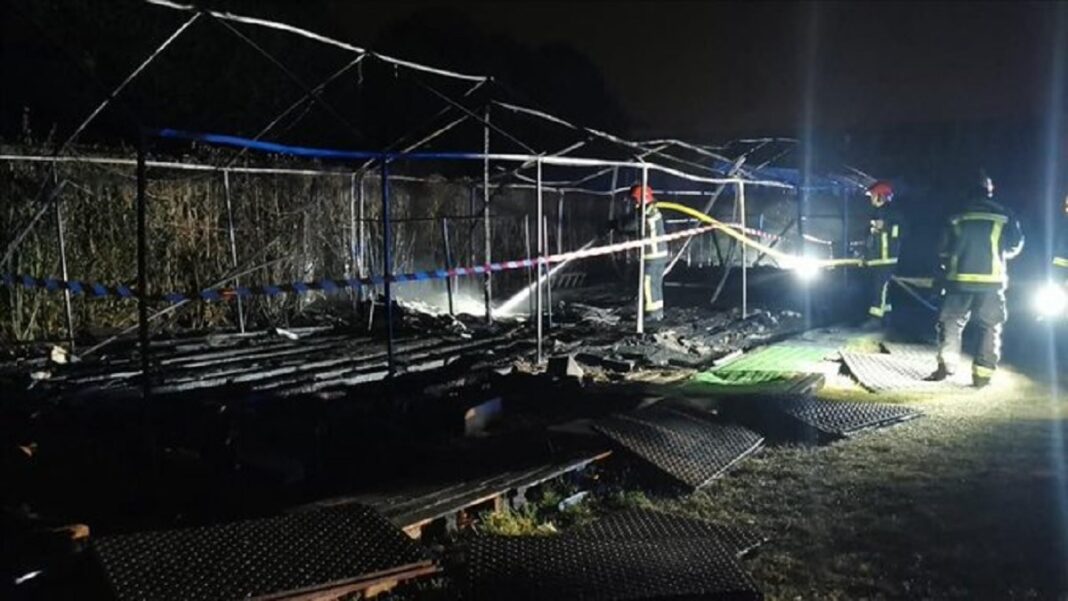 Drame: Un incendie gigantesque ravage toute une mosquée en France Incendie majeur dans une mosquée en France, intervention des pompiers la nuit.