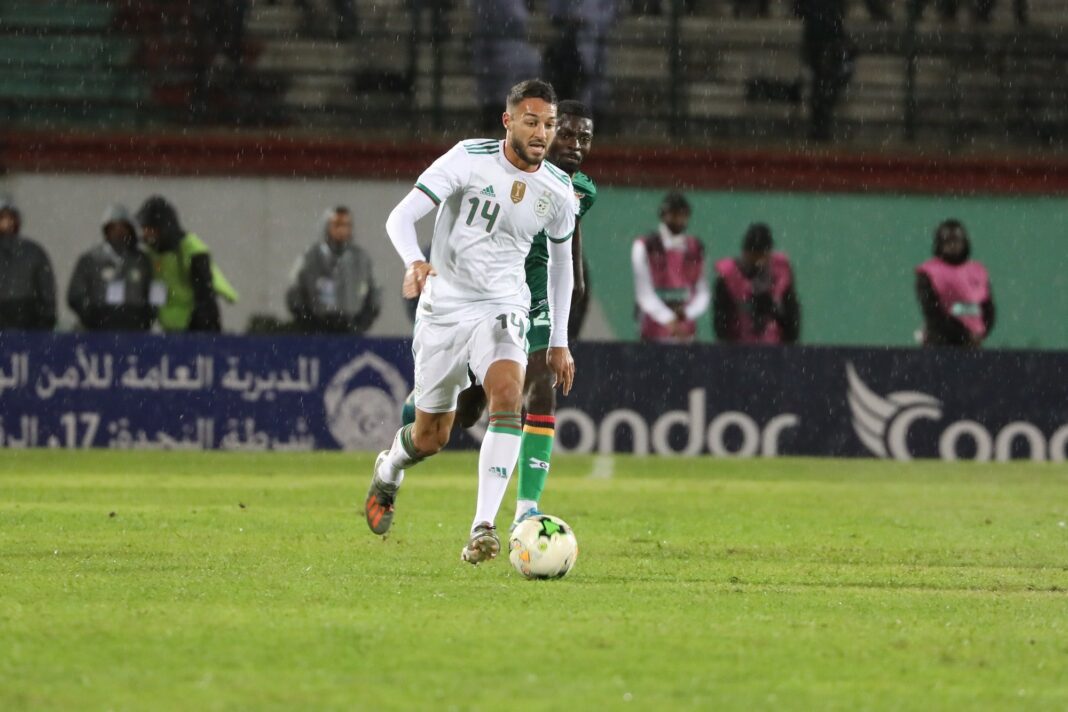 Algérie : Bentaleb, Belmadi s’enflamme Bentaleb en pleine action avec le ballon lors d'un match de football en Algérie.