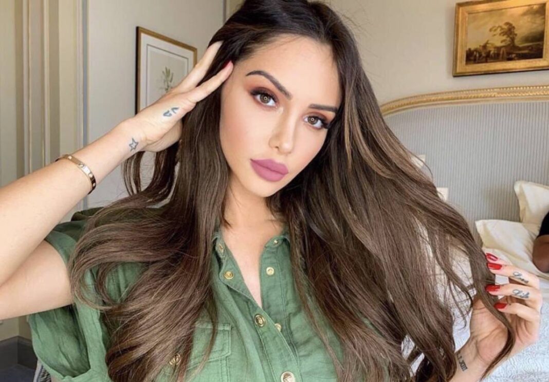 Nabila Benattia en Algérie Nabila Benattia pose dans une chambre élégante en Algérie.
