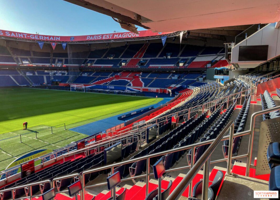 Préparation Coupe du monde : la Tunisie au Parc des Princes ! Vue du stade de Paris avec sièges rouges et bleus.