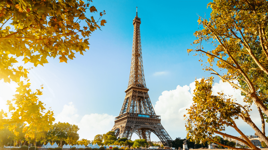 Des algériens se font remarquer à Paris Vue de la Tour Eiffel avec arbres aux couleurs d'automne.