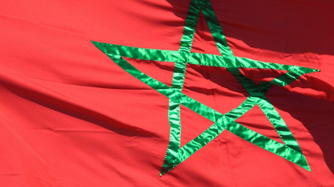 Maroc : lourde condamnation d’une internaute pour avoir commenté de façon satirique des versets coranique Drapeau du Maroc avec étoile verte sur fond rouge.