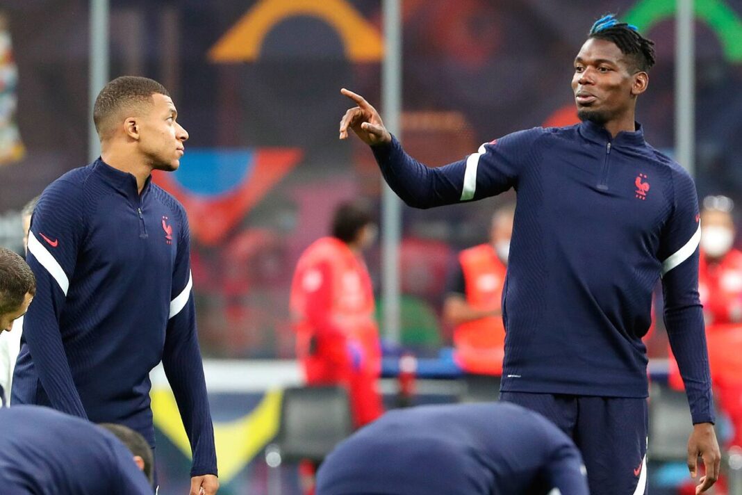 Paul Pogba aurait reconnu avoir payé un marabout pour… Paul Pogba en discussion avec un coéquipier lors d'un entraînement de football.