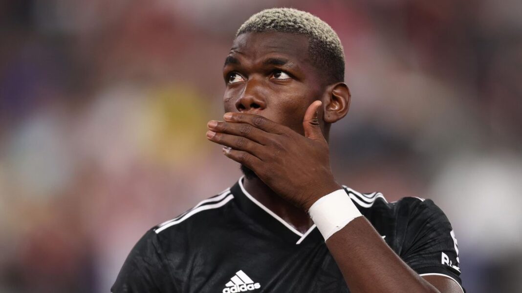 Paul Pogba en pleine réflexion Paul Pogba avec une expression pensive lors d'un match de football.
