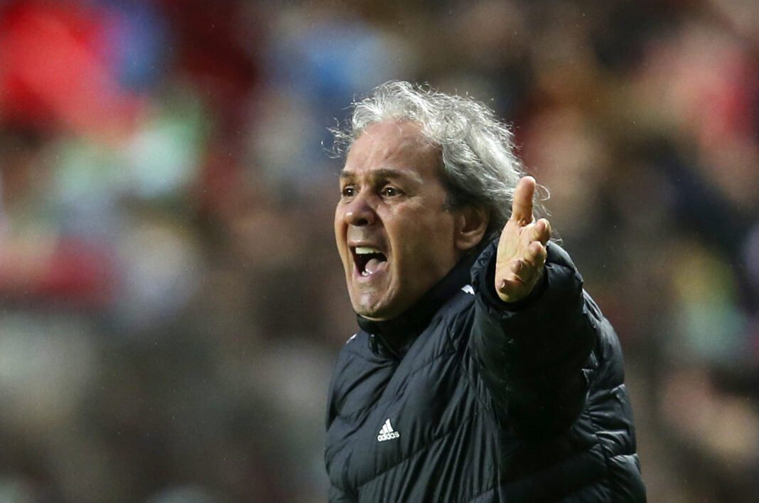 CHAN – 2023 : Rabah Madjer se prononce Rabah Madjer, entraîneur, en action lors d'un match de football.