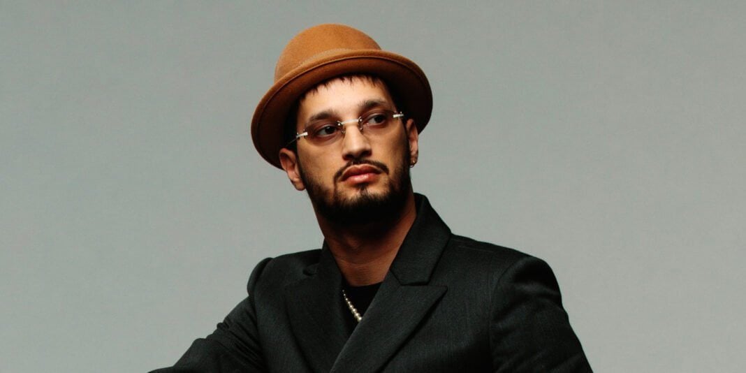 L’algérien Soolking cartonne en France Soolking, artiste algérien, en France, portant un chapeau et des lunettes.
