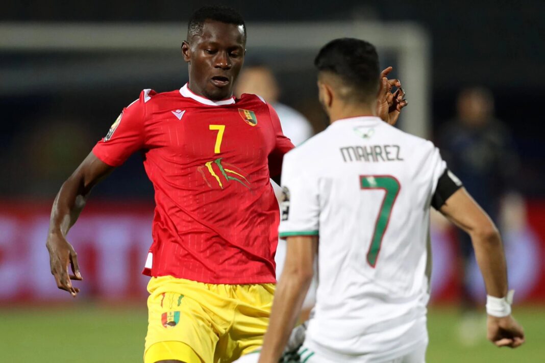 Algérie – Guinnée : voici le 11 probable des verts (Observateurs) Joueur algérien portant le numéro 7 lors d'un match contre la Guinée.