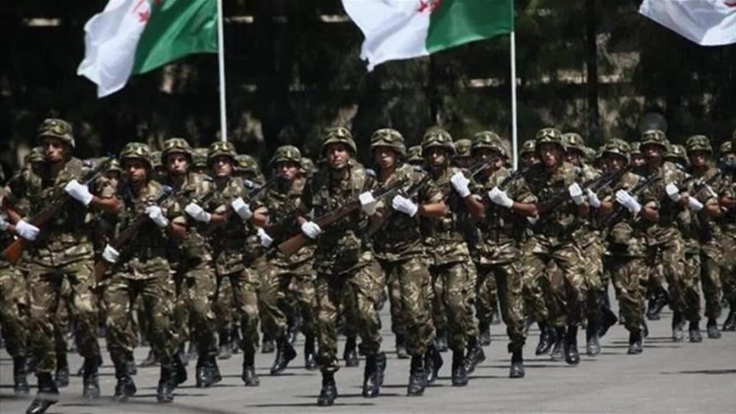 Algérie: Le général-major Djebar M’henna nouveau Directeur Générale de la Sécurité extérieure Soldats en uniforme défilant avec drapeaux algériens.