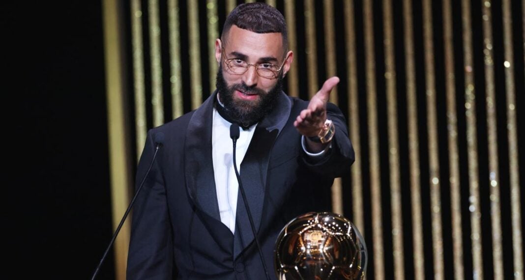 Karim Benzema au Ballon d'Or Karim Benzema recevant le Ballon d'Or lors d'une cérémonie.