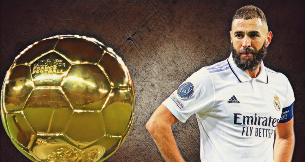 Suivez la cérémonie de remise du ballon d’or 2022 en direct ici a… Joueur de football avec ballon d'Or 2022 en arrière-plan.