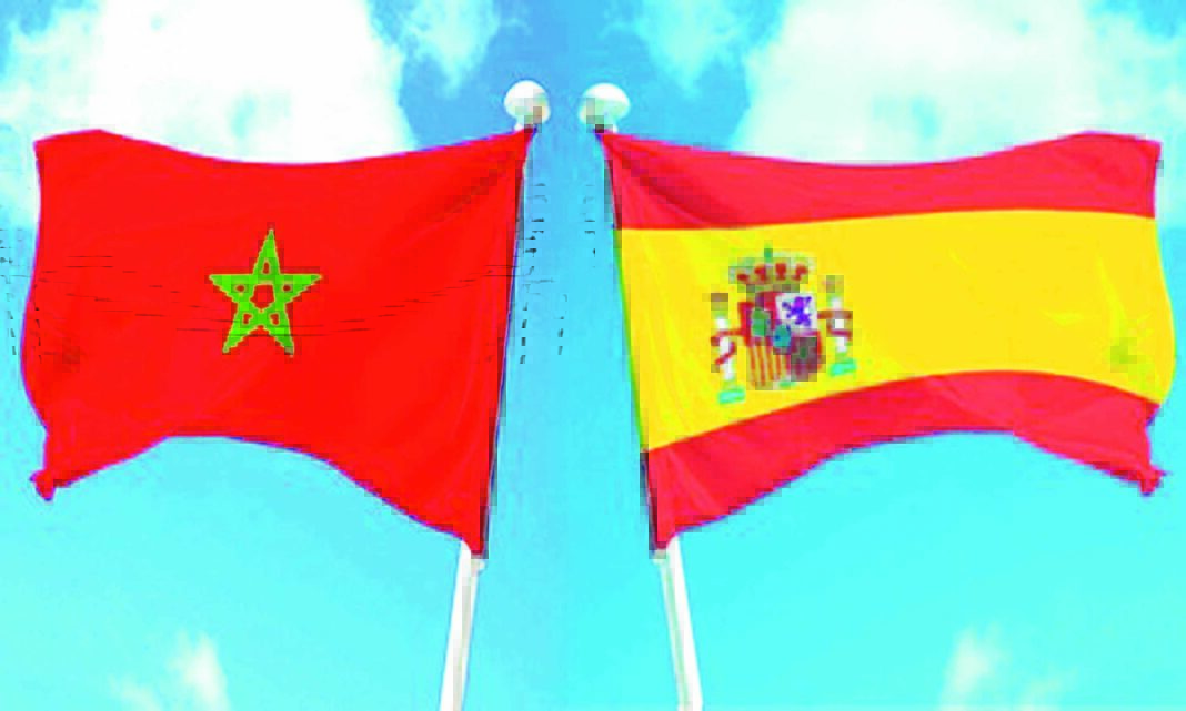 Le Maroc, « un partenaire stratégique » pour l’Espagne, selon … Drapeaux du Maroc et de l'Espagne flottant dans le ciel bleu.
