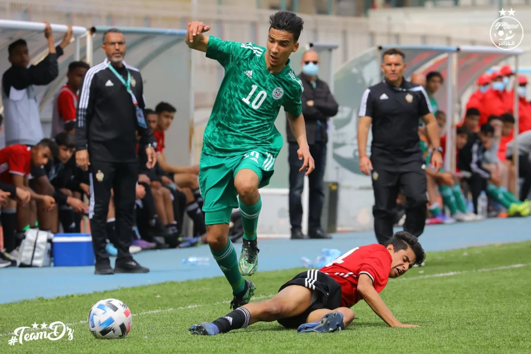 Moins réalistes que la Libye, les fennecs d’Algérie U17 s’inclinent en amical (0-1) Joueur algérien portant le numéro 10 dribble un adversaire lors d'un match amical.