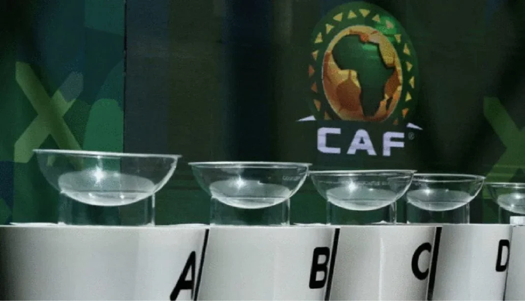 Tirage au sort de la CAN 2023 Coupes de tirage au sort pour la CAN 2023 avec logo CAF en arrière-plan.