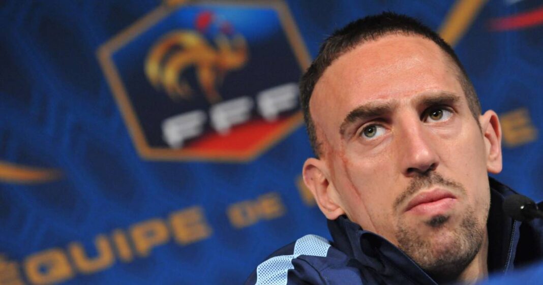 Franck Ribéry lors d'une conférence de presse Franck Ribéry en conférence de presse, visage sérieux, fond de logo de la Fédération Française de F