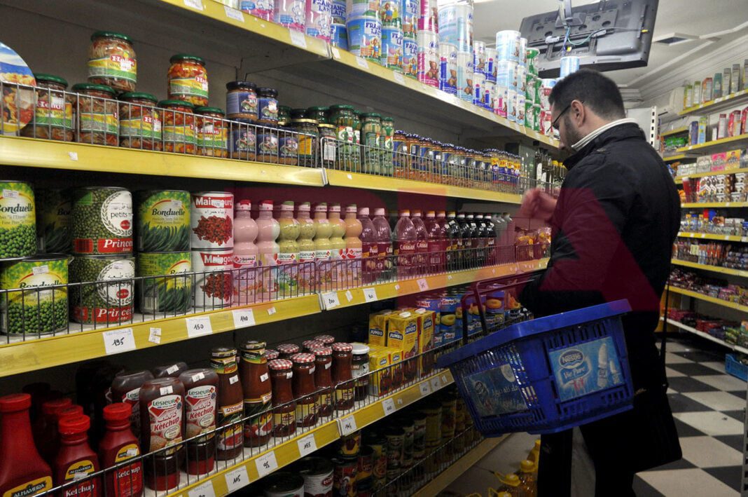 Algérie : voici la liste et le prix des produits alimentaires plafonnés par la loi Client faisant ses courses dans un supermarché avec un panier bleu.