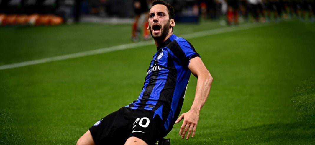 Joueur de l'Inter Milan célèbre sur le terrain de football.