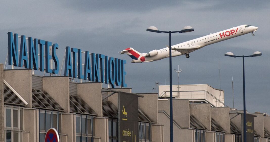 Avion HOP en vol au-dessus de l'aéroport Nantes Atlantique.