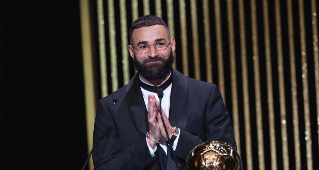 Ballon d’Or 2022 : Benzema va percevoir une conséquente prime financière de … Karim Benzema avec le Ballon d'Or 2022 lors de la cérémonie.