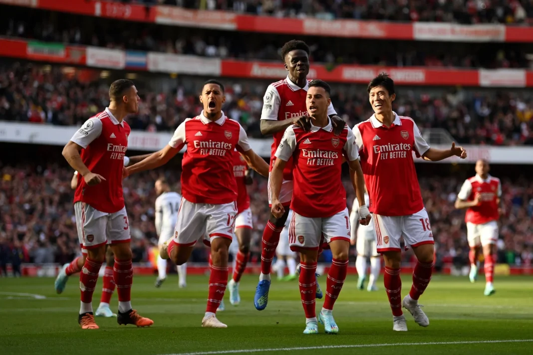 Joueurs d'Arsenal célébrant un but lors d'un match de Premier League.
