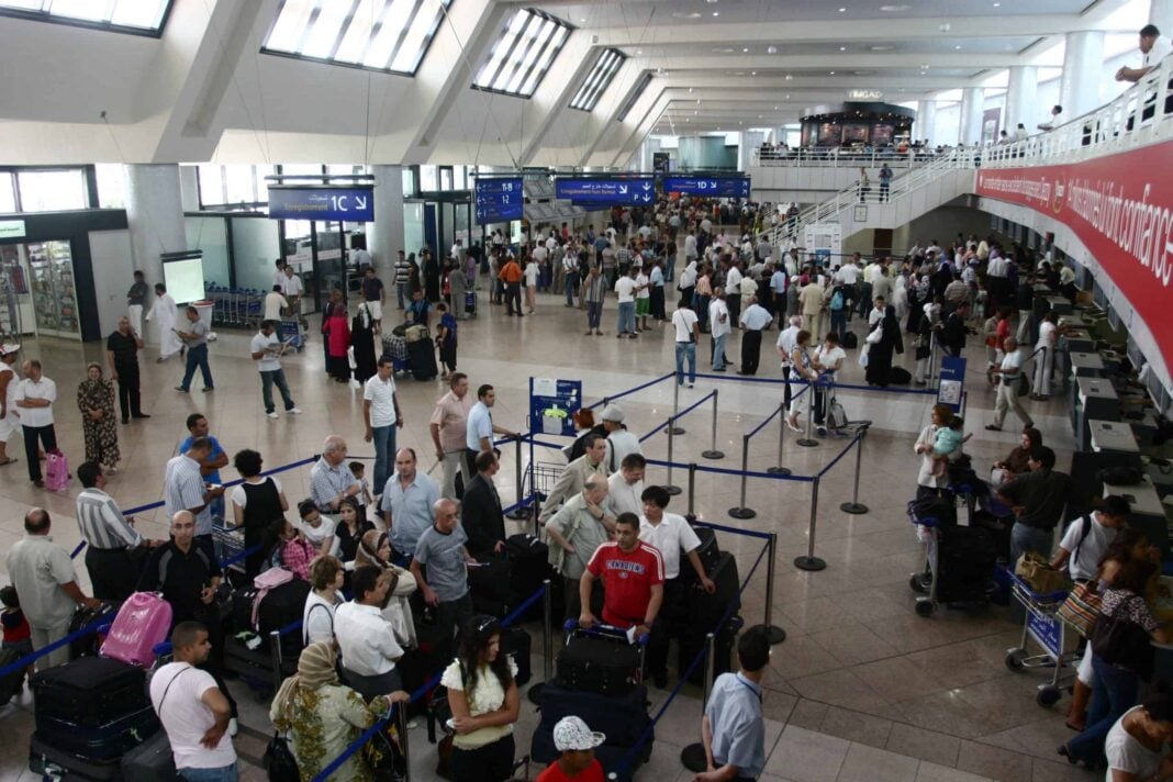 Passagers à l'aéroport en attente de leur vol.