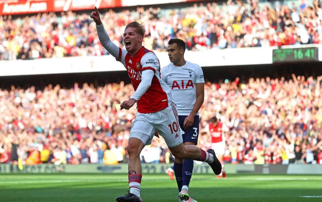 Premier League : Arsenal conforte sa place de leader du championnat en dominant Tottenham 3-1 (Vidéo) Joueur d'Arsenal célébrant un but contre Tottenham en Premier League.