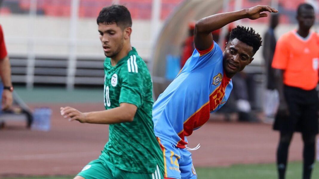 Match de football RDC vs Algérie Joueur de la RDC en action lors du match contre l'Algérie.