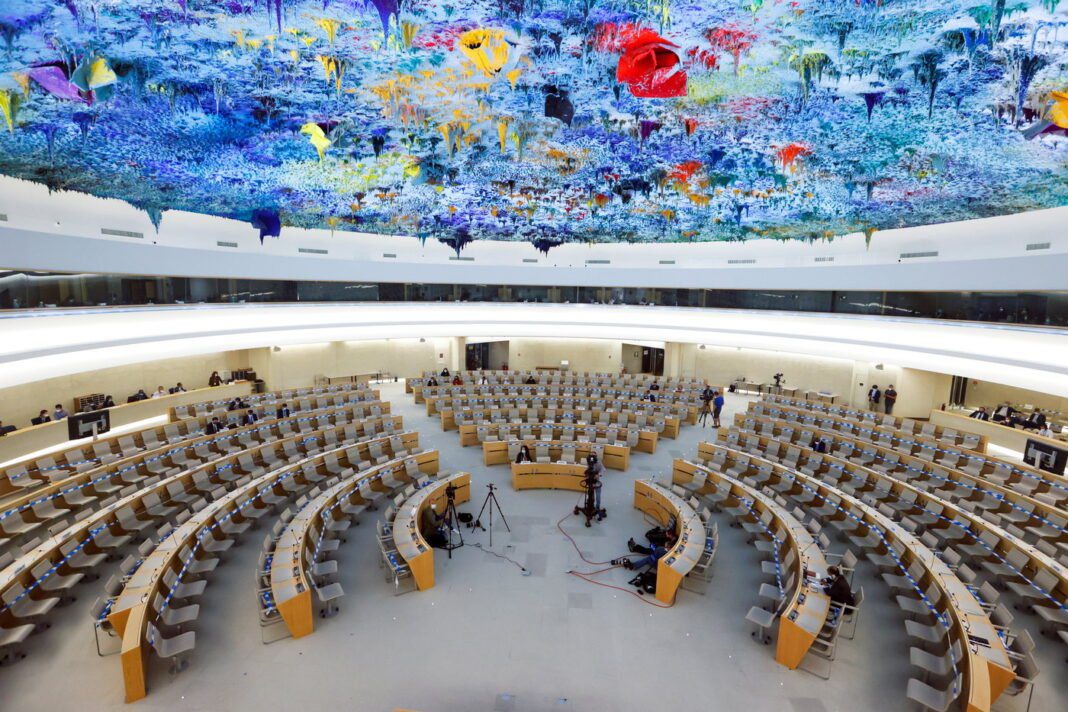 Conseil des droits de l’homme : l’Algérie élue ! Salle de l'ONU avec plafond artistique coloré et sièges en cercle.