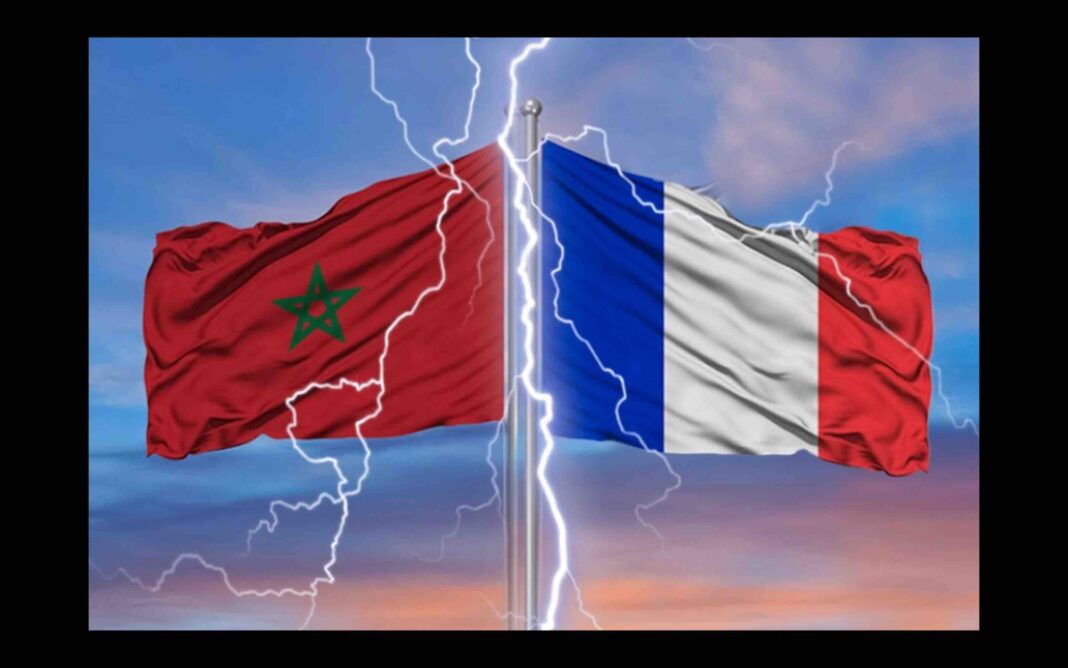 Crise Franco Marocaine : Paris essaie de calmer les tensions avec le Maroc Drapeaux du Maroc et de la France sous un ciel orageux avec éclairs.