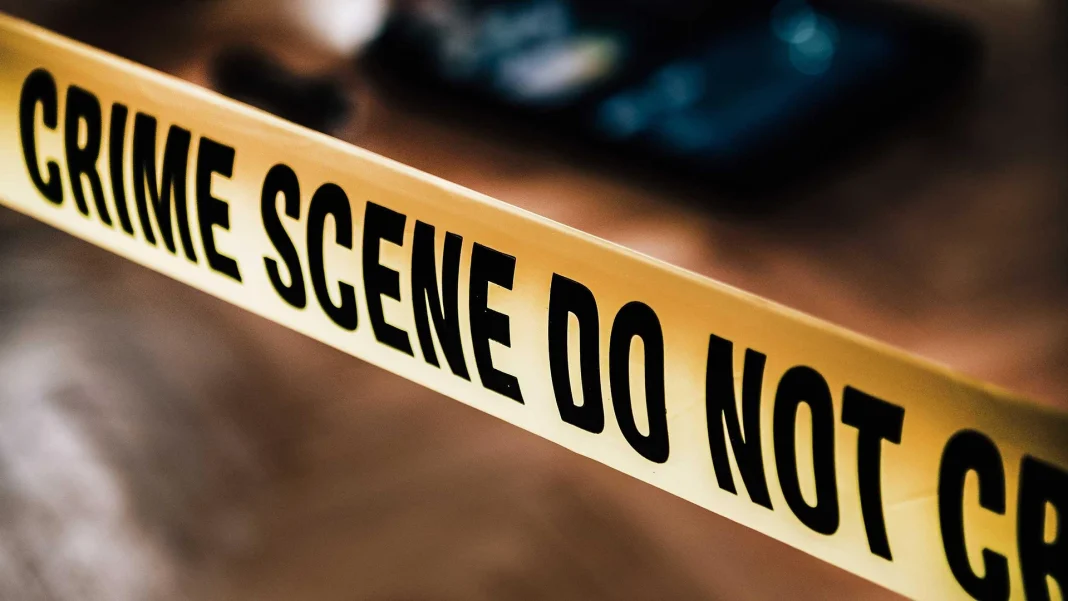 Crime en Algérie : une femme tue sa belle-sœur pour cette raison Ruban de scène de crime avec inscription 'Crime Scene Do Not Cross'.