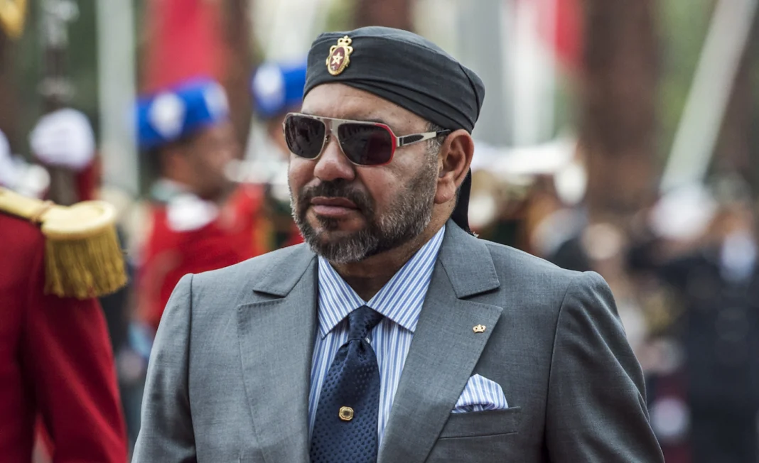 Mohammed VI en costume avec lunettes lors d'une cérémonie officielle.
