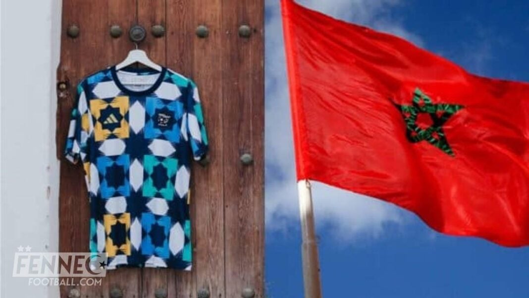 Equipe d’Algérie : Le Maroc copie textuellement le maillot zellige des fennecs Maillot de football avec motif zellige, couleurs bleu, blanc, jaune et noir.