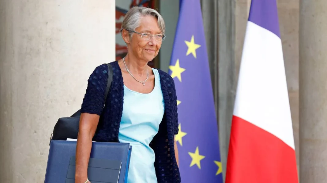 Remaniement gouvernemental en France : Élisabeth Borne démissionne à six mois des élections européennes Elisabeth Borne en visite à Alger avec des ministres français.
