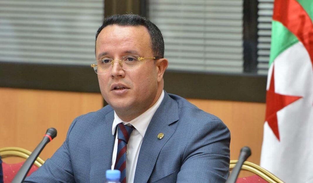 APN : Comment éradiquer le terrorisme ? (Par Moundir Bouden) Moundir Bouden en discussion lors d'une réunion importante.