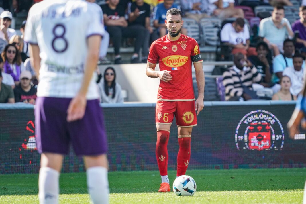 Joueur de Toulouse prêt à jouer lors du match contre Angers.