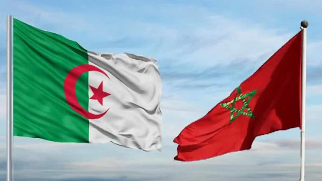 Le Maroc et l’Algérie se disputent à nouveau la paternité du zellige (vidéo) Drapeaux du Maroc et de l'Algérie flottant dans le ciel.