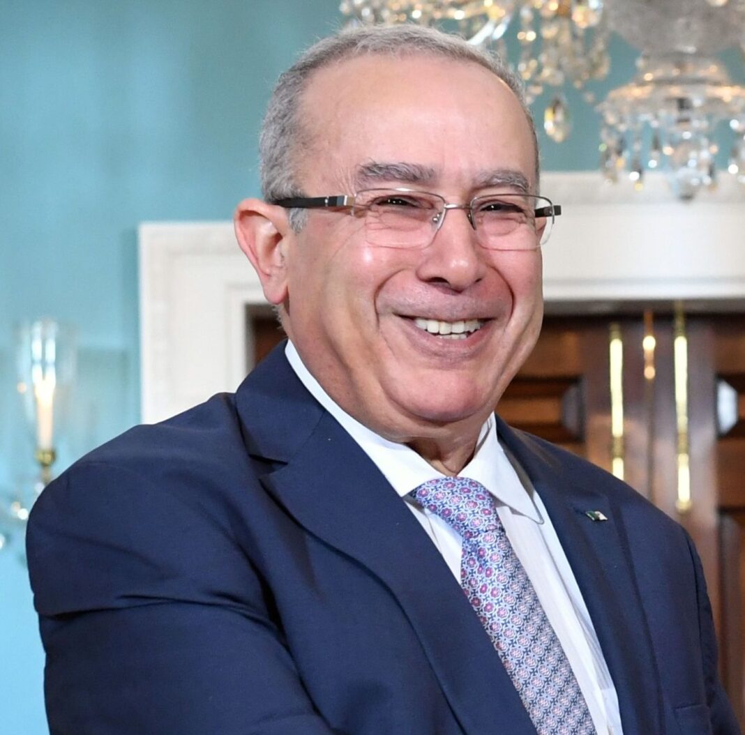 Manifestation au tchad: l’Algérie condamne l’emploi de la force létale Homme souriant portant un costume dans un cadre intérieur sophistiqué.