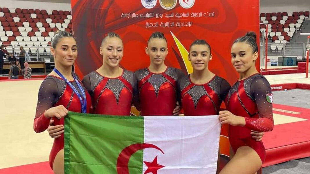 Belle prestation des algériennes au Championnat arabe de gymnastique Groupe de gymnastes algériennes avec drapeau lors du championnat arabe.