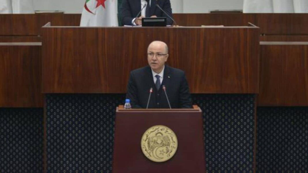 Lancement d’une plateforme numérique : vers la fin de la bureaucratie en Algérie Homme politique parlant lors d'un événement officiel en Algérie.