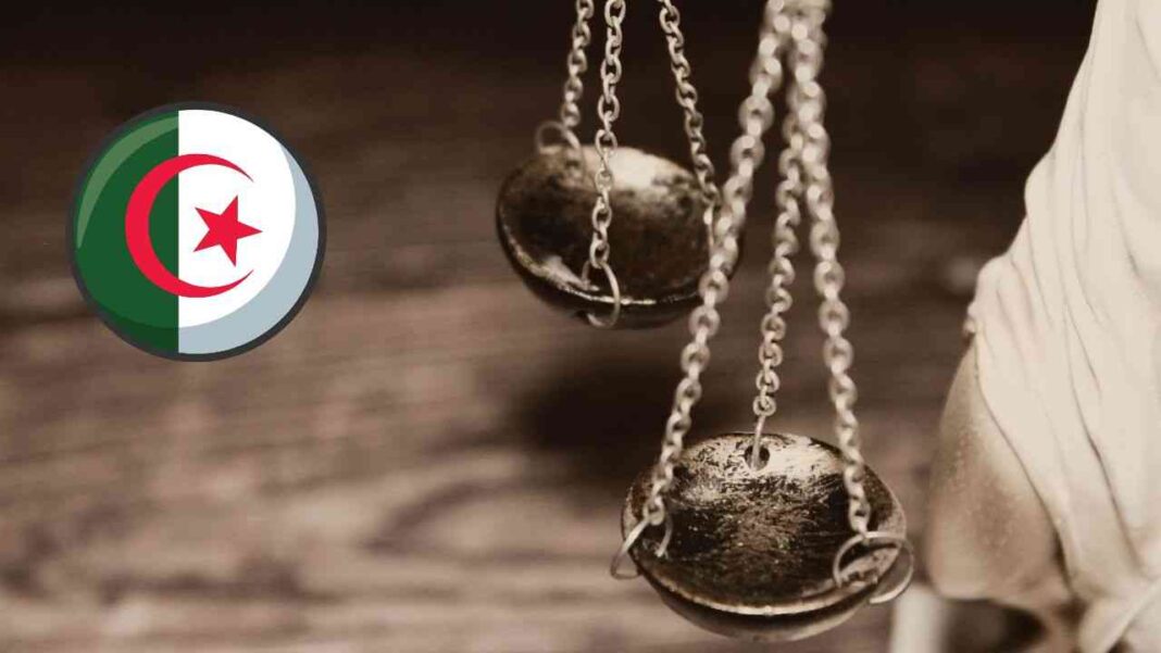 Crime à Oran : il tue un mineur et écope de 20 ans de prison Balance de justice enchaînée avec drapeau algérien.