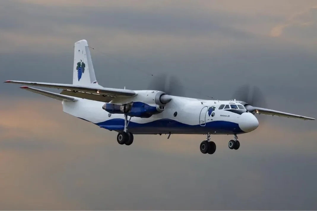 Vols vers l’Algérie : le pire évité de justesse Avion de ligne blanc avec logo vert en vol dans le ciel nuageux.